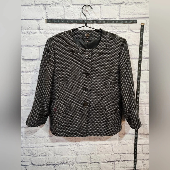 Alex Marie Jackets & Blazers - Alex Marie elegant and tailored textured black and white jacket Size 12P